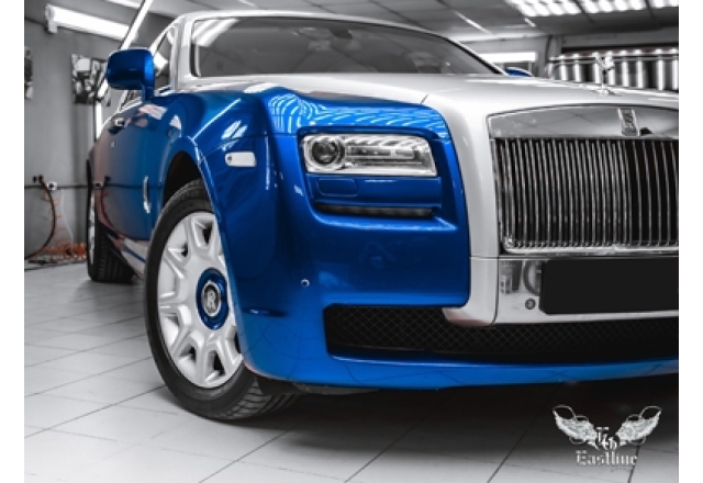 Rolls-Royce​ Ghost - оклейка кузова в два цвета, кожаные ковры, цветные ремни.