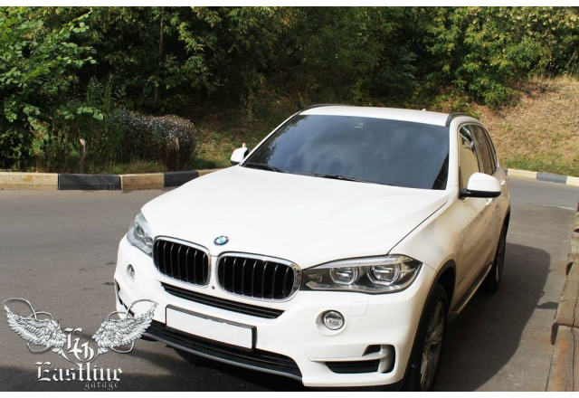 BMW X5 F15 – комплексная перетяжка потолка и панелей задней двери в итальянскую алькантару. Покраска потолочного пластика.