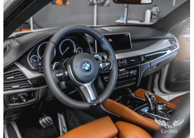 BMW X6​ -  Комплексная химчистка салона авто. Перетяжка руля в натуральную кожу.