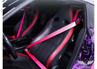 Розовая пантера Nissan GT-R в Eastline Garage детейлинге и замене лент ремней безопасности.