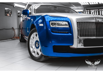 Rolls-Royce​ Ghost - оклейка кузова в два цвета, кожаные ковры, цветные ремни.