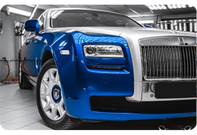 Rolls-Royce​ Ghost - оклейка кузова в два цвета, кожаные ковры, цветные ремни.