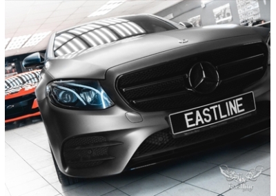 Mercedes-Benz E-class  - оклейка кузова в серый матовый металлик. Удаление старой пленки, антихром, бронирование фар полиуретаном. 