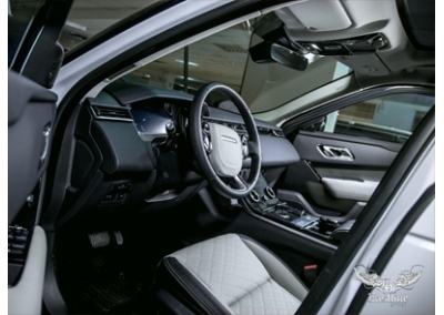 Range Rover Velar - перетяжка салона в натуральную кожу. Гладкая кожа Nappa на сиденьях и новый руль с перфорацией. 