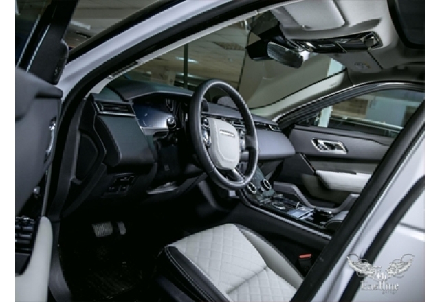 Range Rover Velar - перетяжка салона в натуральную кожу. Гладкая кожа Nappa на сиденьях и новый руль с перфорацией. 