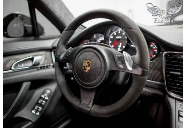 Porsche Panamera GTS - перетяжка селектора КПП и руля в алькантару