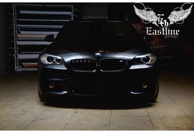 BMW 5 F10 – комплексная перетяжка потолка, перетяжка стоек и солнцезащитных козырьков. Покраска потолочного пластика. Декорирование салонного пластика под шлифованный алюминий