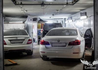 BMW 5 F10 - Оклейка планок салона пленкой шлифованный алюминий