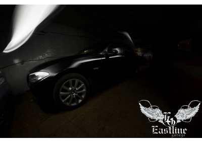 BMW 5  – комплексная перетяжка потолка с дополнительной шумоизоляцией крыши. Оклейка салонных планок  автовинилом «Шлифованный Алюминий»
