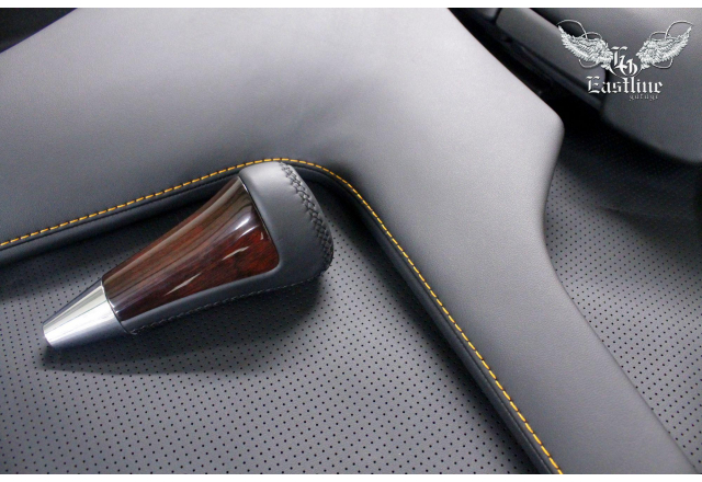 Lexus LX 570 – перетяжка дверных карт и центрального подлокотника и ручки КПП. Аквапринт салонного пластика