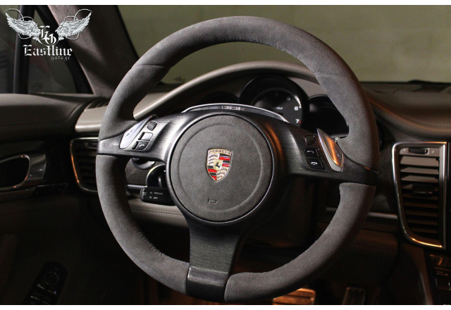 Porsche Panamera – перетяжка руля в алькантару и аквапринт пластиковых элементов.
