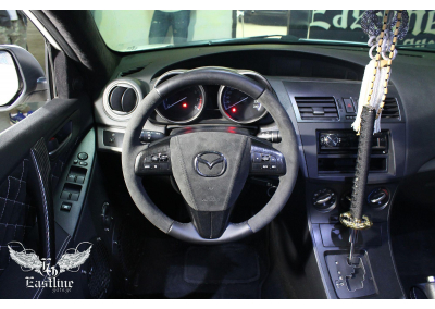 Mazda 3 – перетяжка руля в алькантару и аквапринт пластика
