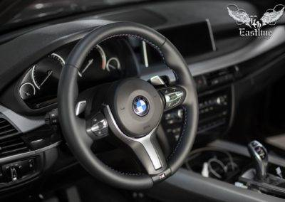 BMW X5 (F15) – Комплексная химчистка салона, новый руль из натуральной кожи