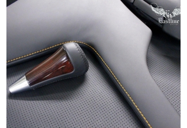 Lexus LX 570 – перетяжка дверных карт и центрального подлокотника и ручки КПП. Аквапринт салонного пластика
