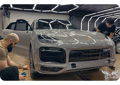 Porsche Cayenne – полировка кузова автомобиля с последующей оклейкой зон риска полиуретаном. Бронирование фар.