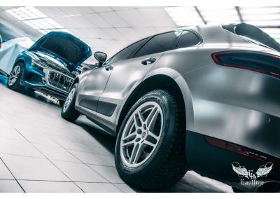 Полная оклейка кузова Porsche Macan в серый матовый металлик + антихром кузова. 