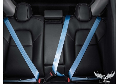 Tesla Model 3 – замена лент ремней безопасности на голубые.