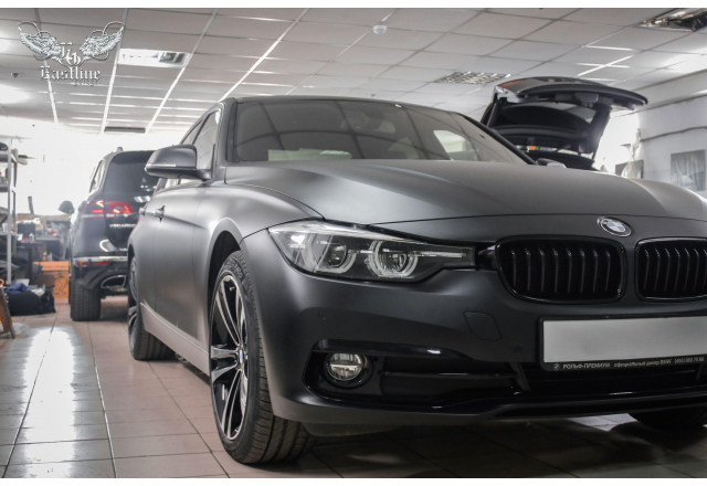BMW 3 – оклейка кузова в черную матовую пленку. Перетяжка потолка и шумоизоляция кузова. 