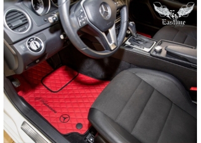  Mercedes-Benz C-класс – профессиональная химчистка салона и пошив стандартного комплекта ковров из экокожи. 