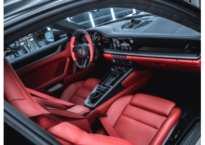 Porsche 911 - перетяжка потолка в алькантару, карбоновые зеркала и цветные ремни салоне. 