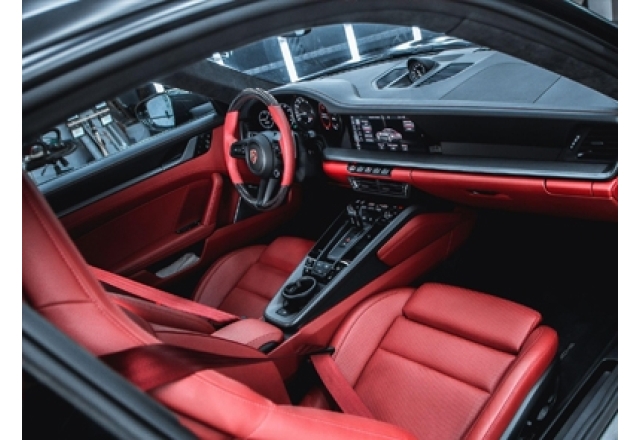 Porsche 911 - перетяжка потолка в алькантару, карбоновые зеркала и цветные ремни салоне. 