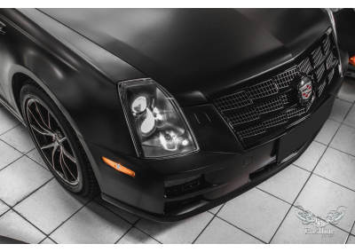 Cadillac STS - локальный ремонт кузова и оклейка в черную матовую пленку. Потолок из алькантары и новый кожаный руль. 