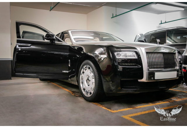 Rolls-Royce Ghost – ковры из фактурной экокожи светлого цвета. 