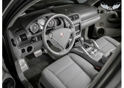 Porsche Cayenne - новый салон из натуральной кожи. Перетяжка руля, аквапринт пластика и декоративное тиснение на подголовниках. 