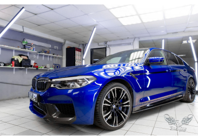 BMW M5 - частичная оклейка кузова полиуретаном. Удаление вмятин без покраски. Химчистка салона и полировка кузова.