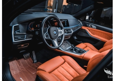 Полностью новый салон в BMW X7 от Eastline Garage. Натуральная кожа, алькантара, перетяжка сидений, дверей, комплект кожаных ковров. 