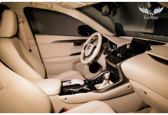 Lexus NX – комплексная перетяжка салона в гладкую кожу. Перетяжка сидений, руля и торпедо, замена ковролина и покраска пластика. 