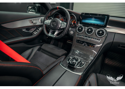 Mercedes-Benz С43 AMG. Детейлинг кузова и салона автомобиля. Карбон и красные ремни безопасности