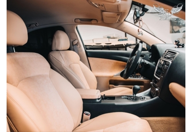 Комплексная перетяжка салона Lexus IS. Замена ткани на гладкую кожу и алькантару.