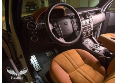 Land Rover Discovery – перетяжка салона в фактурную кожу и алькантару. Перетяжка сидений, руля и элементов дверей. Аквапринт пластика и потолок из алькантары. 