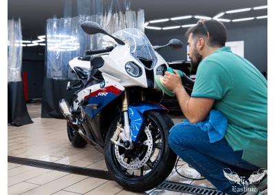 BMW S 1000RR – детейлинг-мойка и полировка фары спортивного мотоцикла