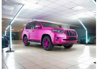 Розовый кузов и желтый салон нового Land Cruiser Prado. Полная оклейка автомобиля в матовый розовый цвет, частичная доработка салона и покраска дисков.
