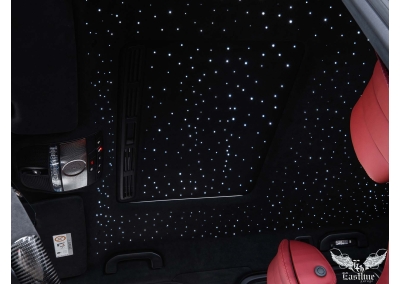 Mercedes-Benz G-class – карбон, звездное небо, бордовый салон и цветные ремни безопасности.