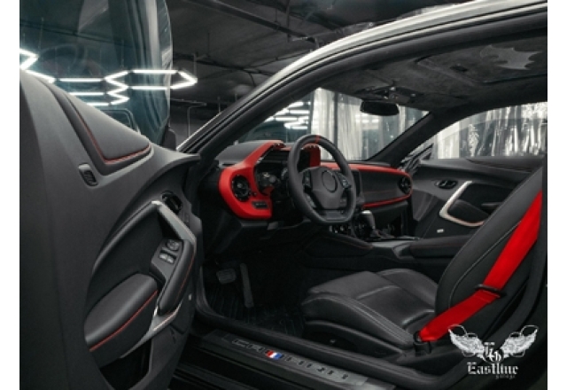 Camaro Batman - частичная перетяжка салона автомобиля 